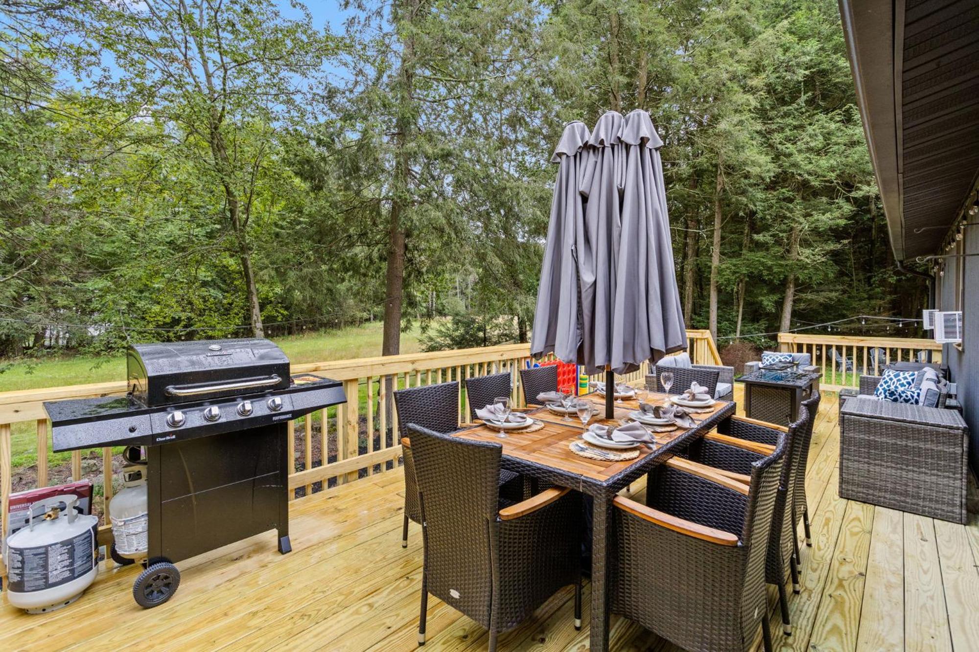 Lazy Bear Retreat Outdoor Oasis Hot Tub Etc Holiday home Blakeslee