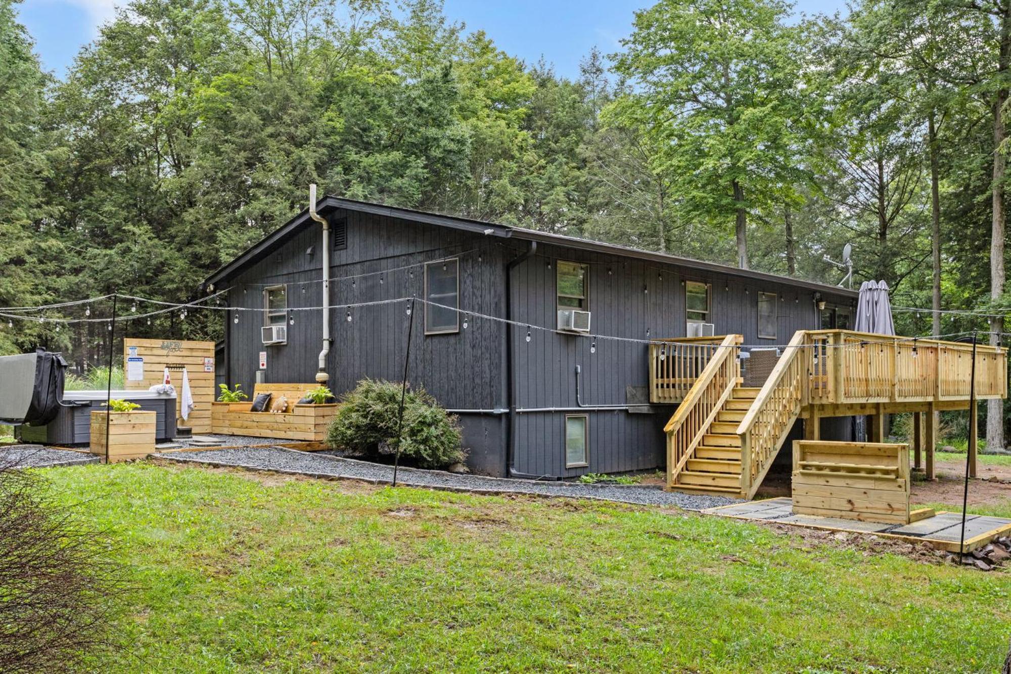 Lazy Bear Retreat Outdoor Oasis Hot Tub Etc Holiday home